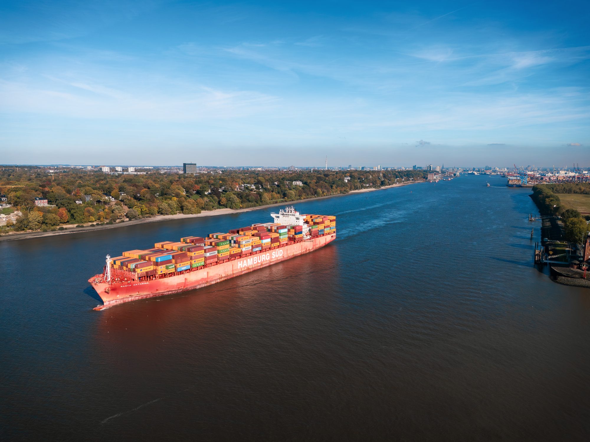 Containerschiff auf der Elbe vor dem Elbufer in Hamburg-Othmarschen