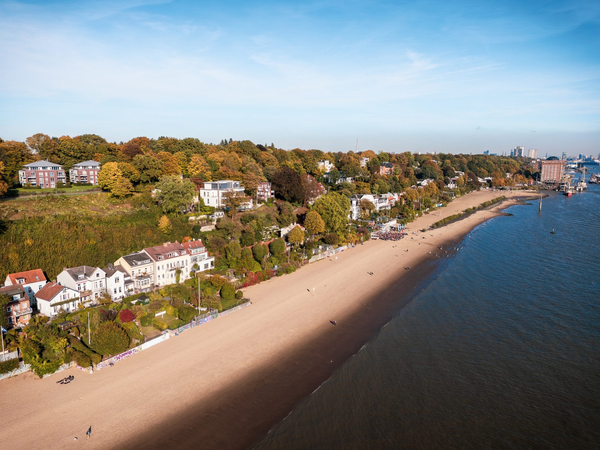 Elbstrand mit Villen am Elbhang in den Hamburger Elbvororten