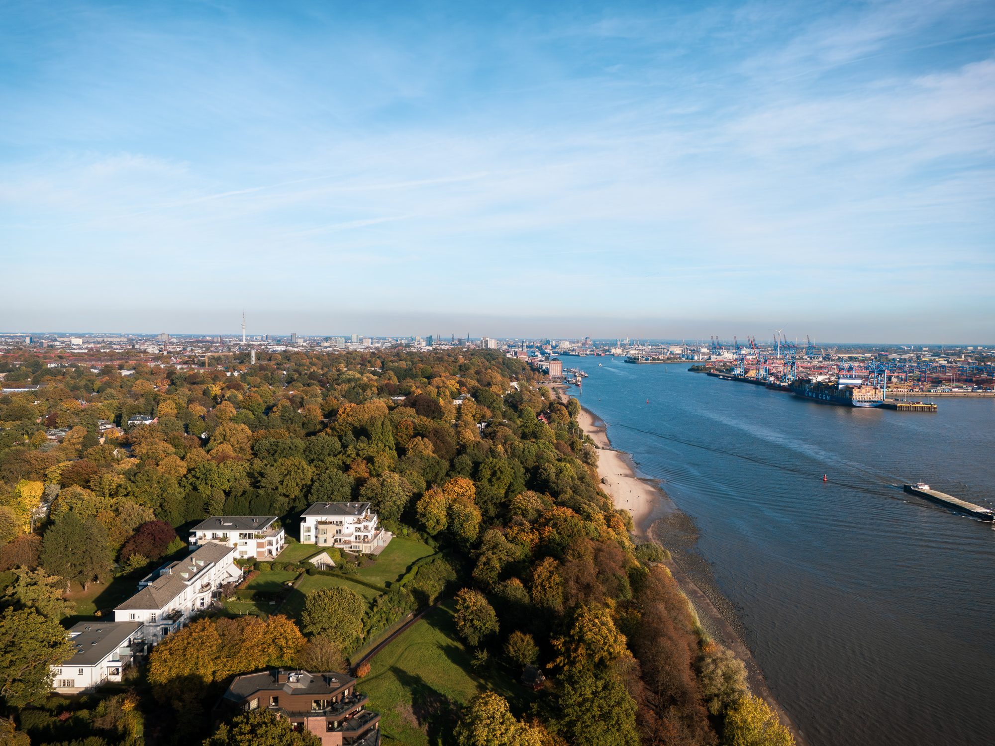 Wohnhäuser am Elbhang mit Blick auf Elbe und Hafen