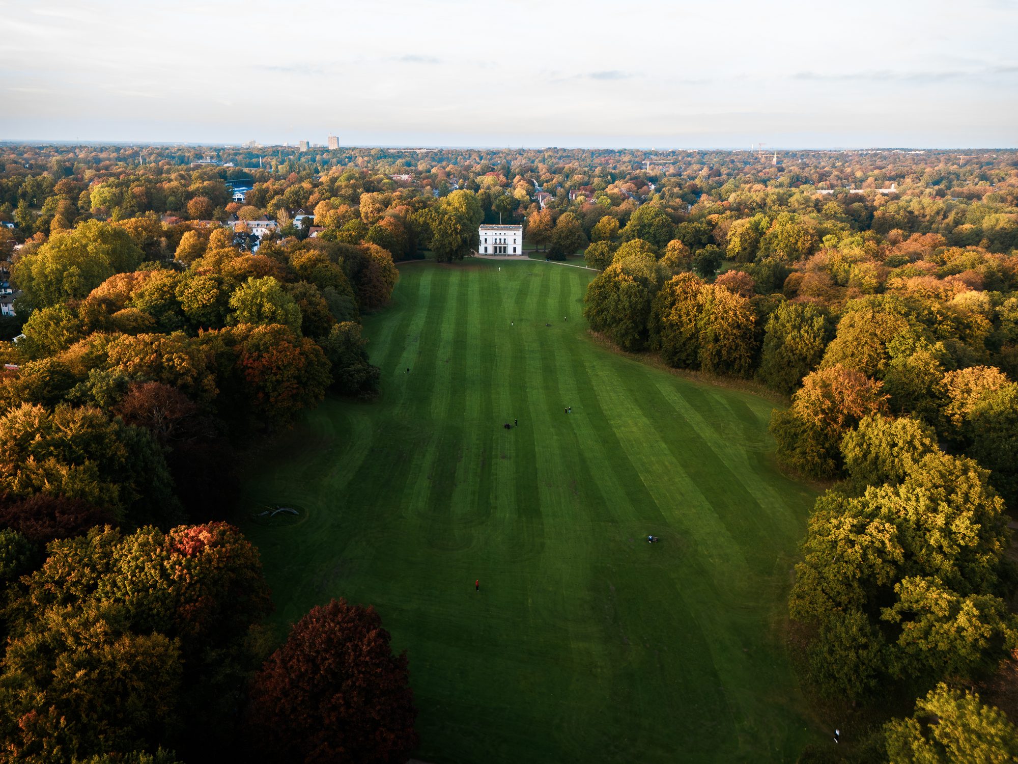 Weite Parkwiese im Jenischpark Hamburg