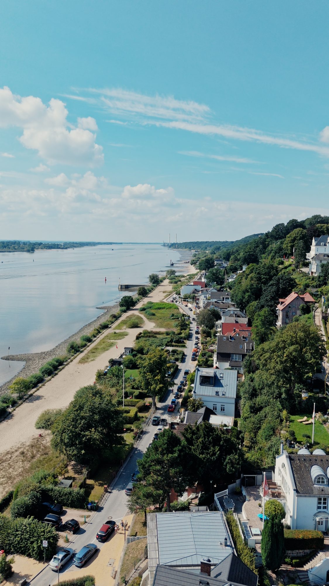 Uferweg und Strand an der Elbe bei Hamburg