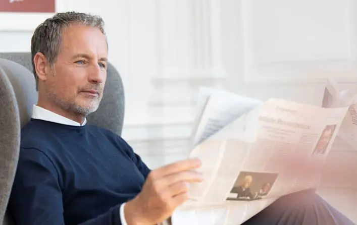 Leitor masculino com jornal