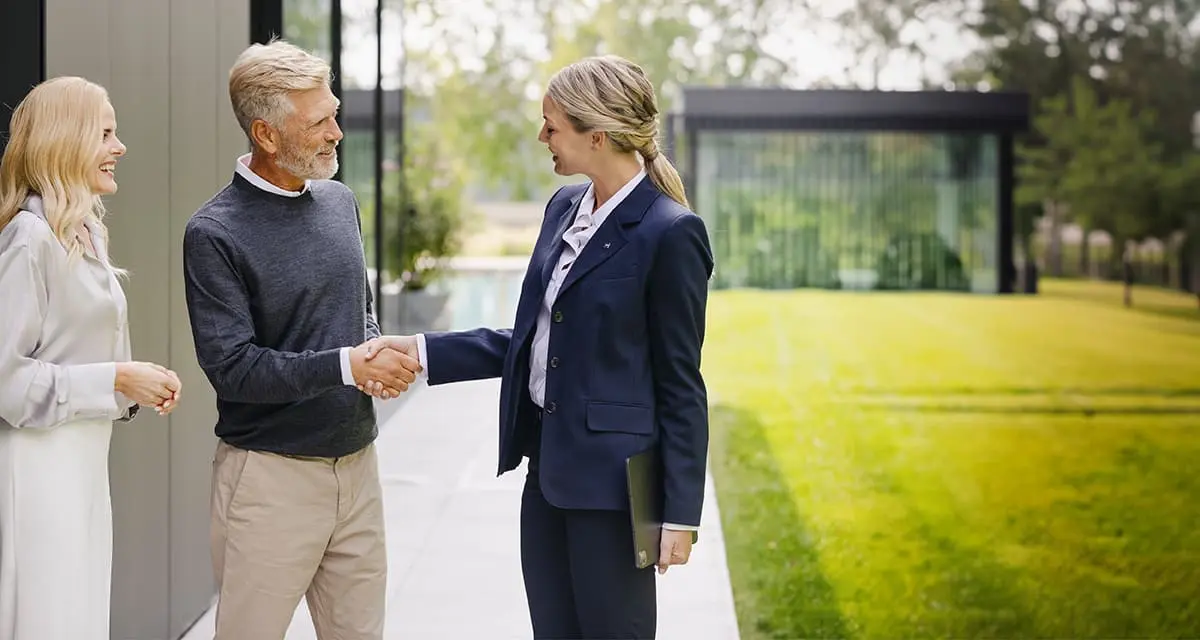 Propriétaire en discussion avec l'agent immobilier
