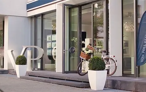 VON POLL IMMOBILIEN Zászlóshajó üzletfront kerékpárral