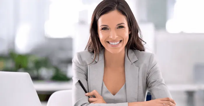 Lächelnde Dame - Stellenanzeige Teamassistenz (w/m/d) in Lippstadt
