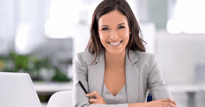 Smiling lady - anúncio de emprego para assistente de equipa (f/m/d) em Füssen