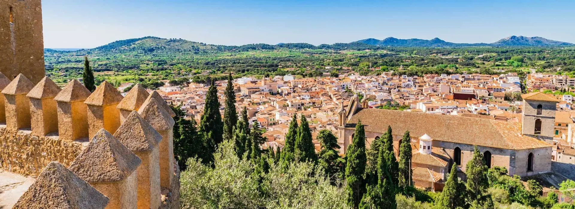 Panorama Mallorca Arta mit der Festungsmauer von Sant Salvador