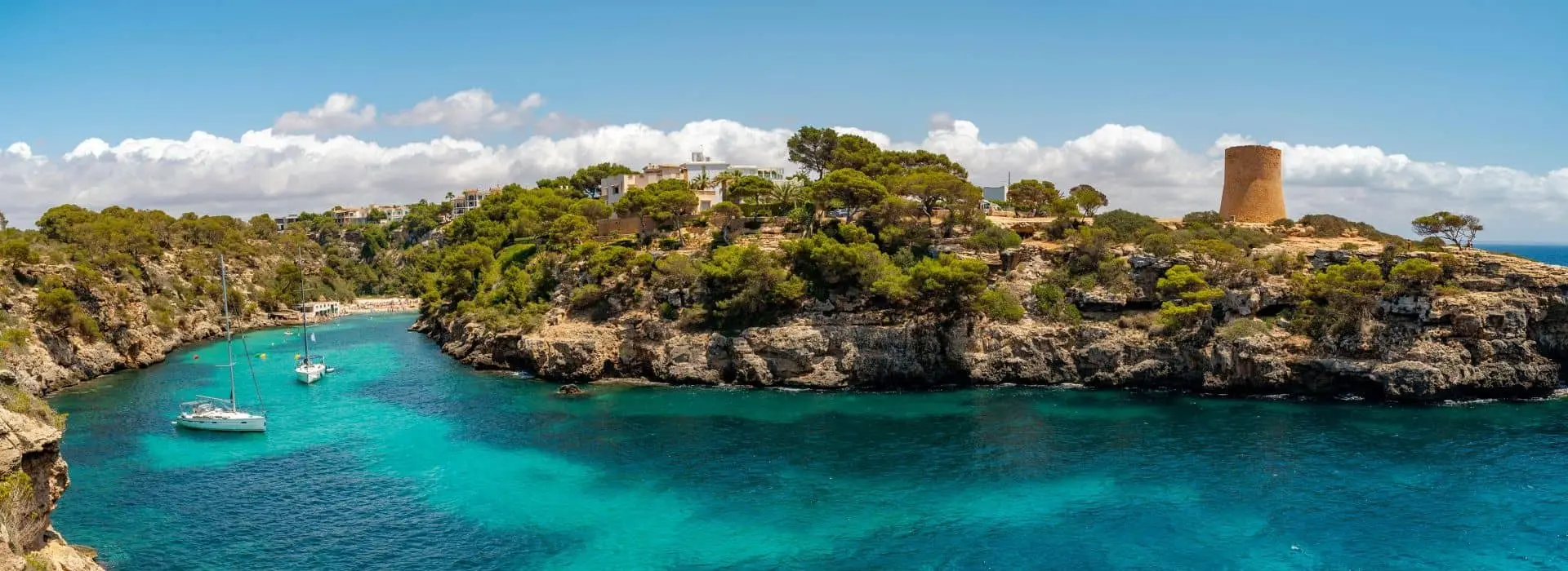 Vista panorámica de la pequeña cala de Cala Pi y de la antigua torre de vigilancia en el municipio de Llucmajor