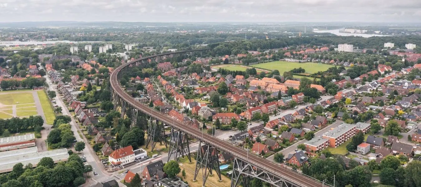 Luftaufnahme von Rendsburg, Deutschland, mit der durch die Stadt verlaufenden Schrägschleife des Eisenbahnviadukts Rendsburger Hochbrücke (Bahnlinie Neumünster–Flensburg).
