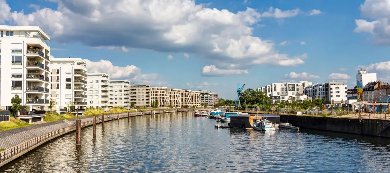 Moderne Neubau-Immobilien am Wasser im Hafen Offenbach am Main, Hessen: Entwicklung eines neuen Wohnquartiers einer Stadt mit Eigentumswohnungen und Apartments