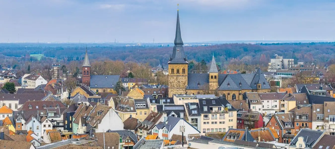St. Peter und Paul - Kirchturm über der Altstadt von Ratingen