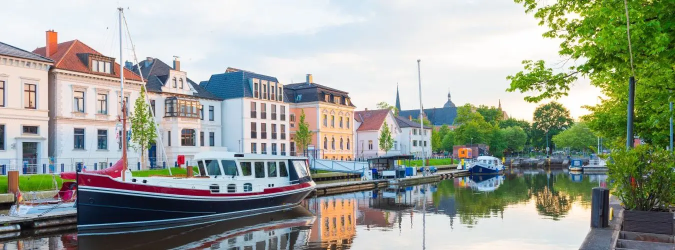 Boote ankern im Hafen von Oldenburg