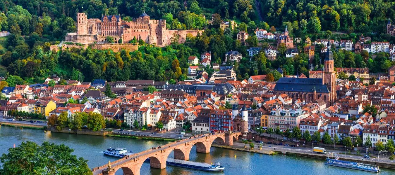 Panoramablick auf das mittelalterliche Heidelberg: Karl-Theodor-Brücke und historisches Schloss über dem Neckar. Malerisches Stadtbild der Altstadt