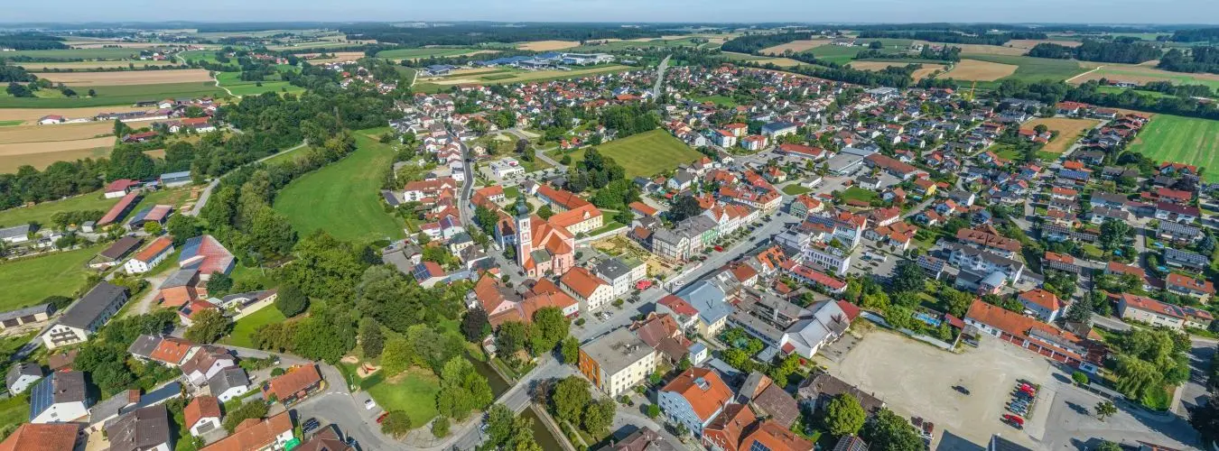 Die Gemeinde Gangkofen im niederbayerischen Kreis Rottal-Inn im Luftbild