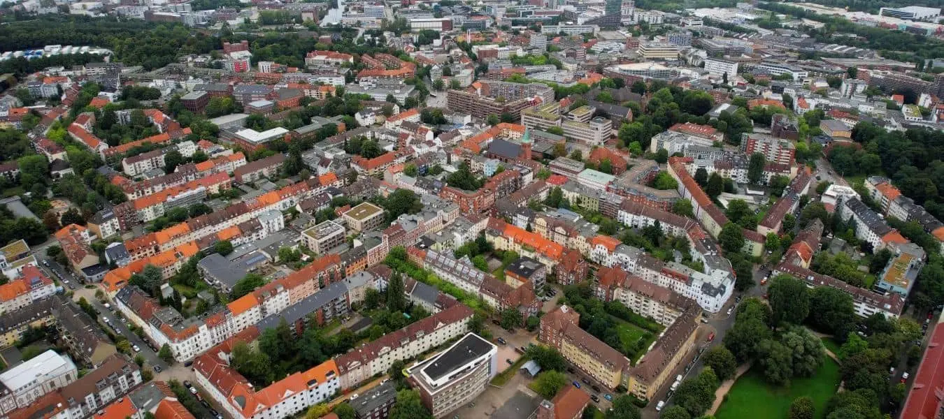 Luftaufnahme der Altstadt von Harburg in Hamburg an einem bewölkten Nachmittag