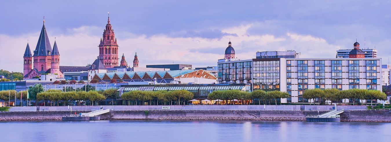 Stadtbild von Mainz im Abendlicht