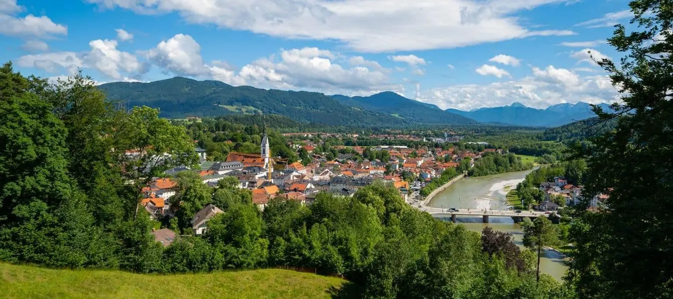 Blick auf Bad Tölz-Wolfratshausen mit Kalvarienberg im Hintergrund