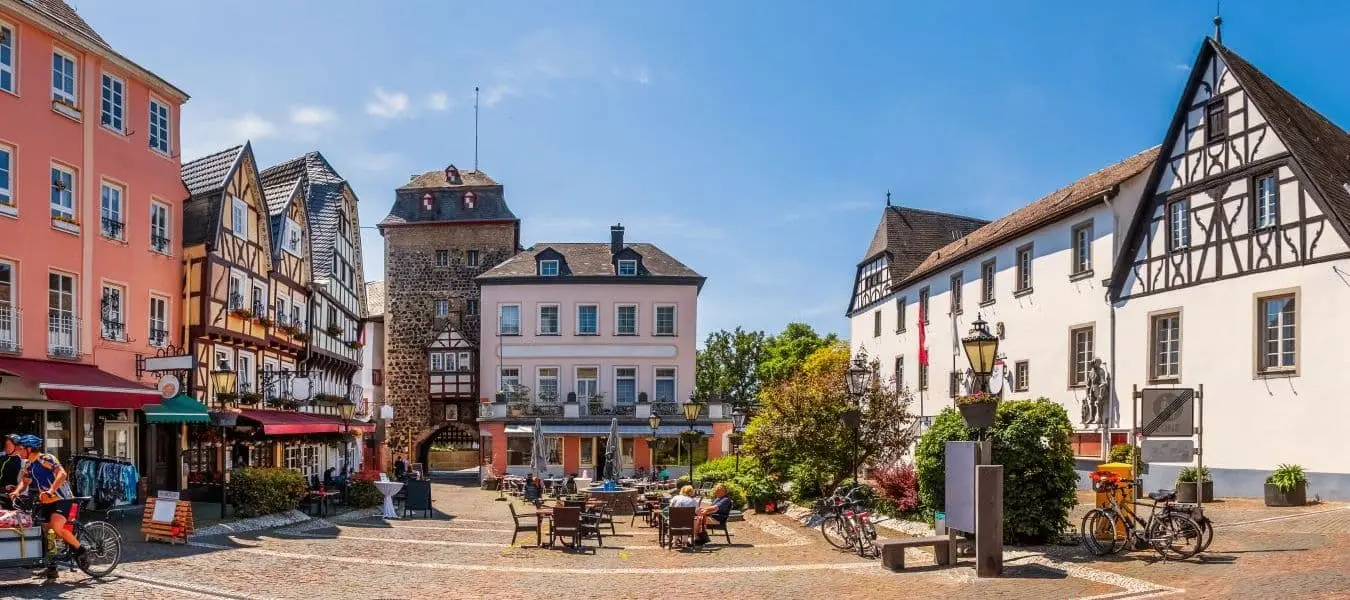 Burgplatz mit Stadttor in Linz am Rhein