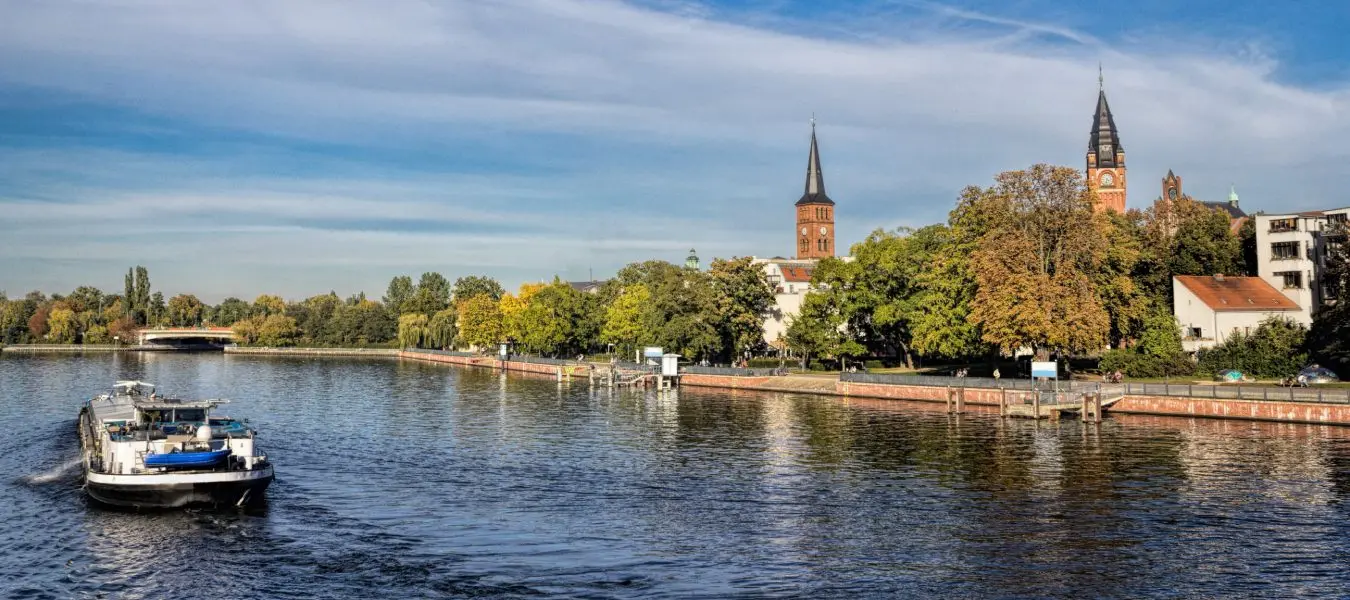 Blick vom Wasser aus auf den Berliner Stadtteil Köpenick