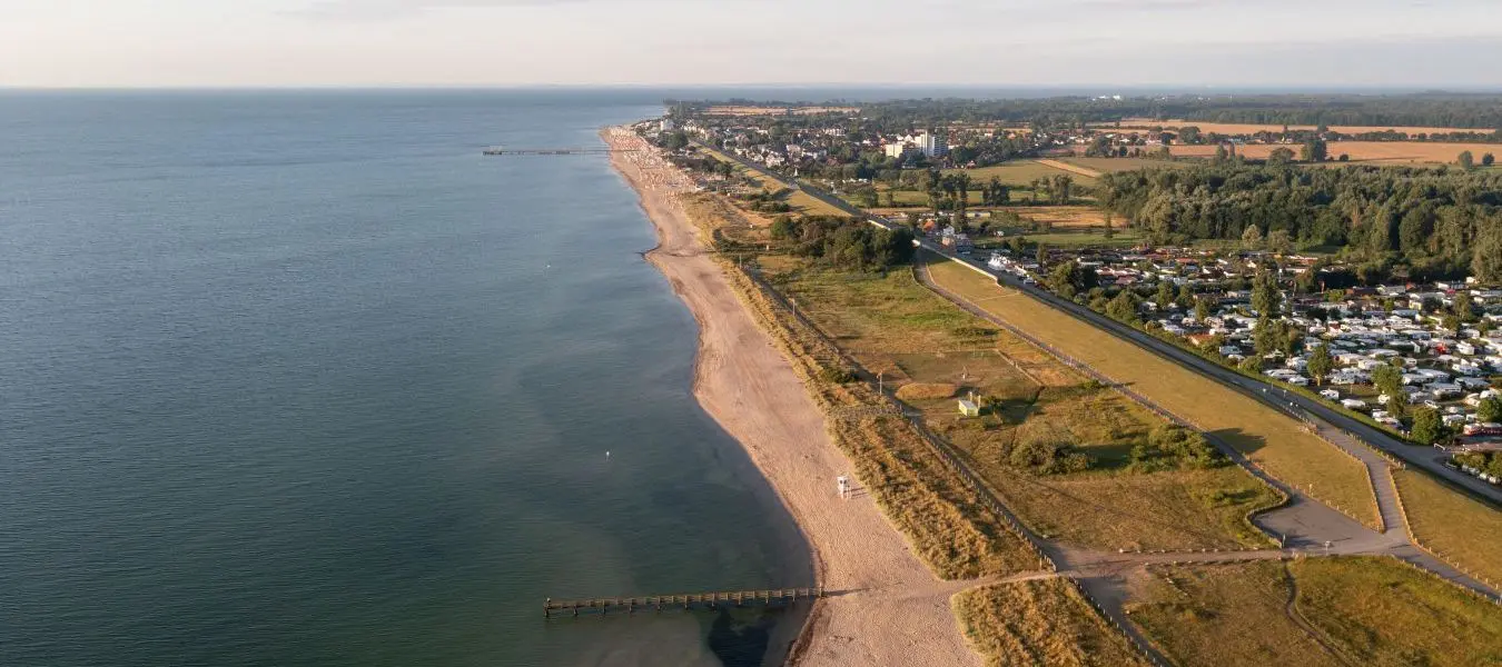 Luftdrohnenaufnahme des Strandes von Dahme in Schleswig-Holstein