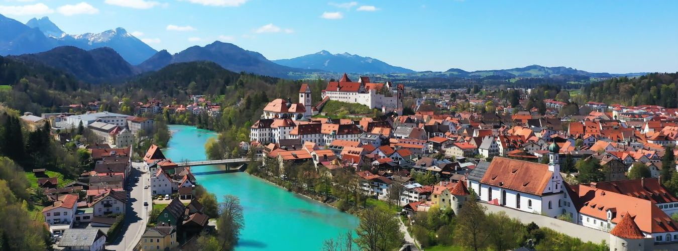 Luftbild von Füssen am Lech bei schönem Wetter