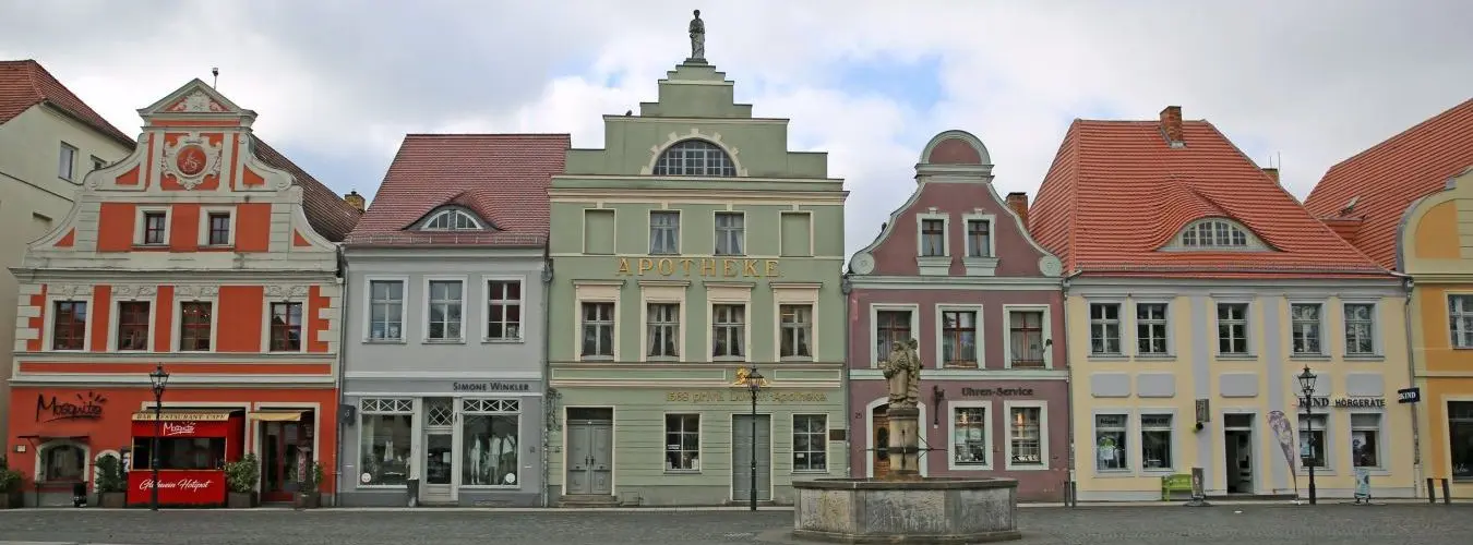 Bunte historische Häuserzeile am Altmarkt in Cottbus