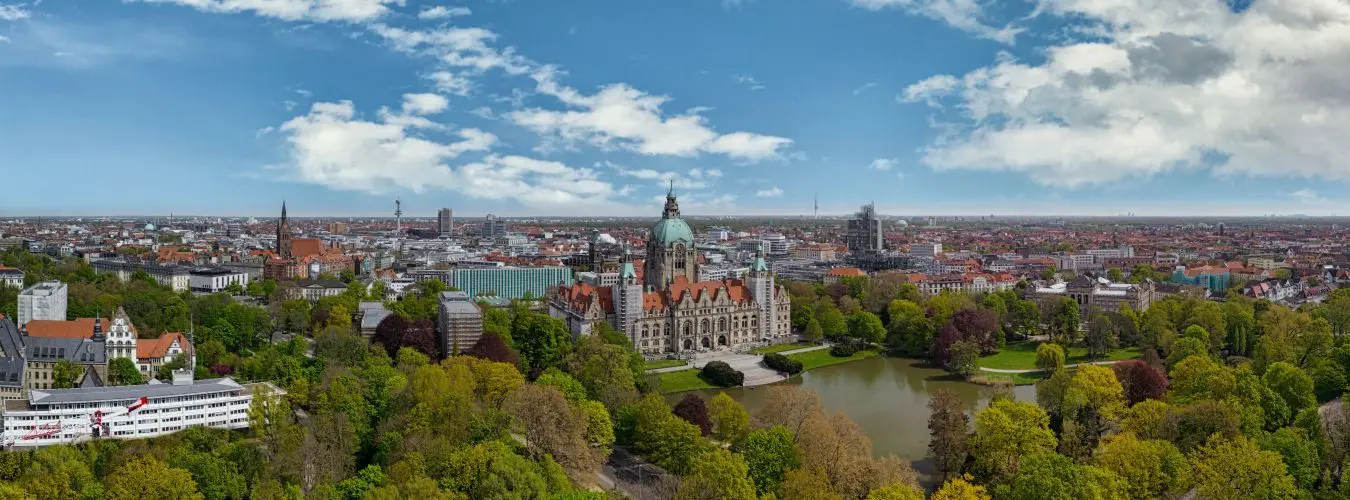 Luftaufnahme des historischen Rathauses der Stadt Hannover