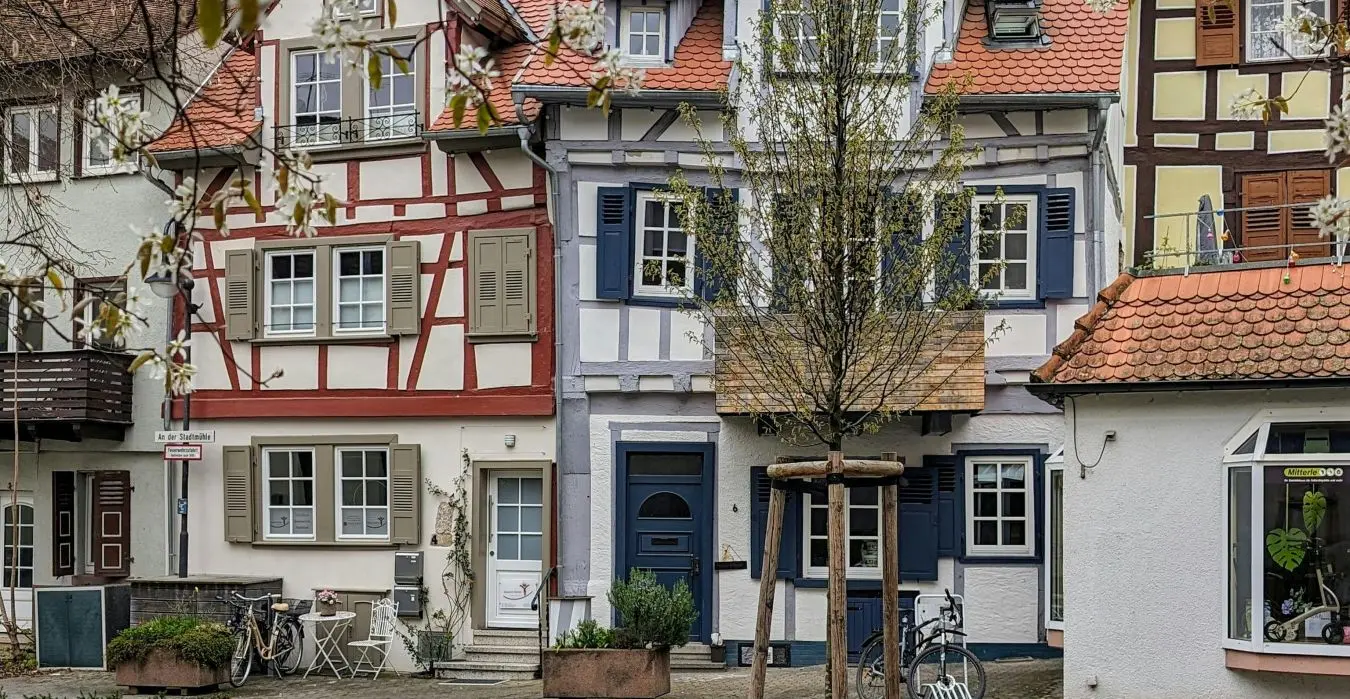 Bunte aneinandergereihte Fachwerkhäuser in Bensheim
