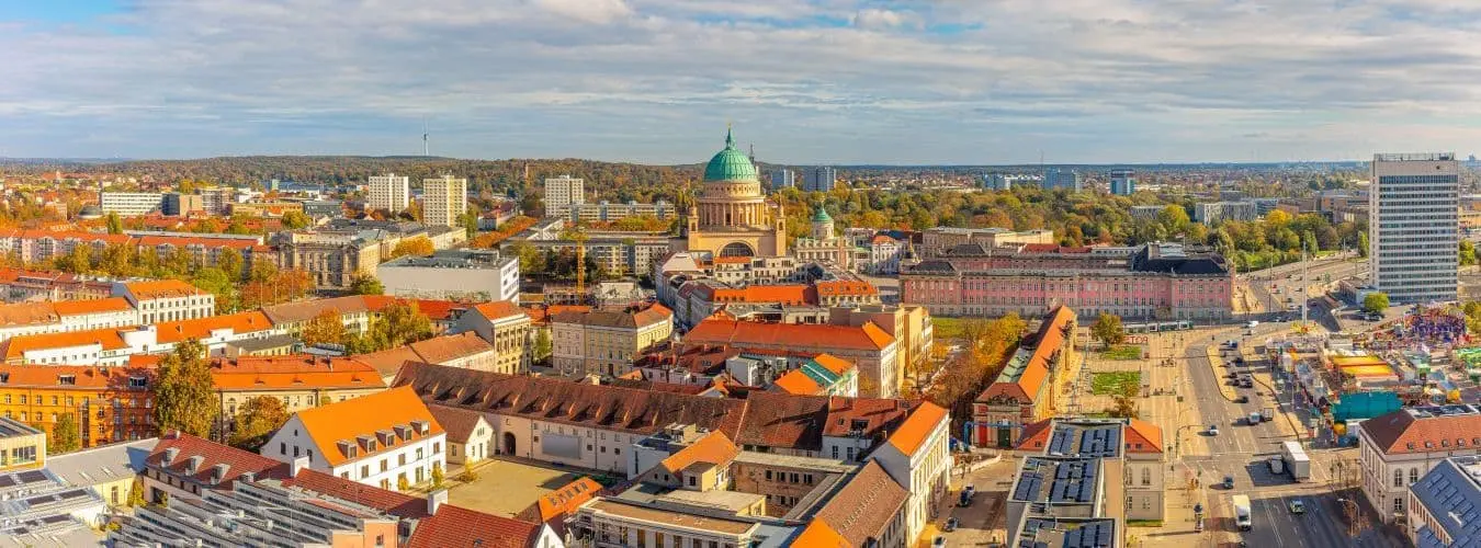 Potsdam weiter Blick über die Skyline Potsdamer Landeshauptstadt St. Nikolai Kirche in der Mitte, alter Markt, Landtag Brandenburg, Marstall, Fimmuseum