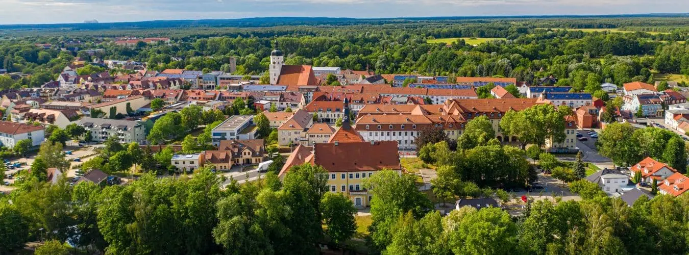 Die Stadt Lübben im Spreewald mit dem Schloss im Vordergrund