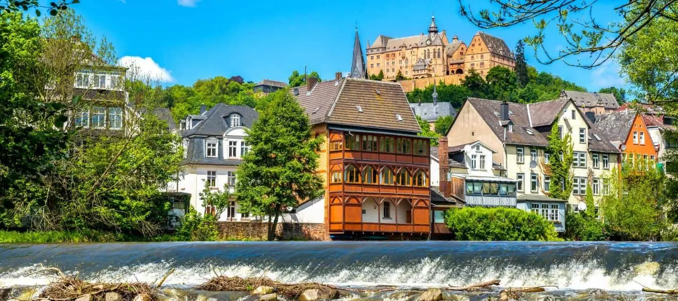 Marburg an der Lahn, Schloss im Hintergrund und Lahn  