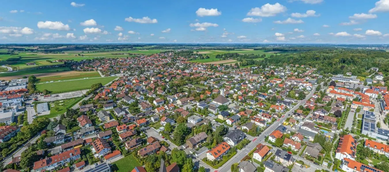 Gilching im oberbayerischen Landkreis Starnberg von oben, Blick zum Ortszentrum mit Rathaus und Markt