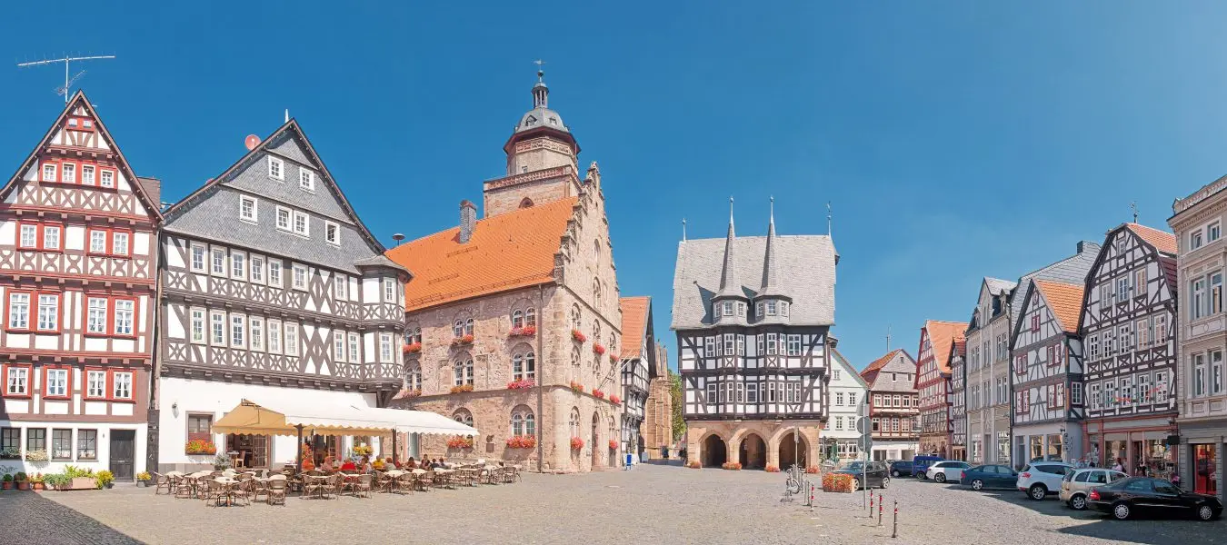 Marktplatz von Alsfeld in Hessen mit historischem Fachwerk-Rathaus