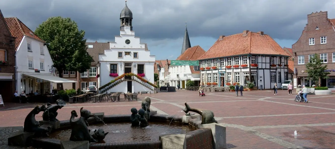 Lingen (Emsland): Blick auf Marktplatz mit Rathaus