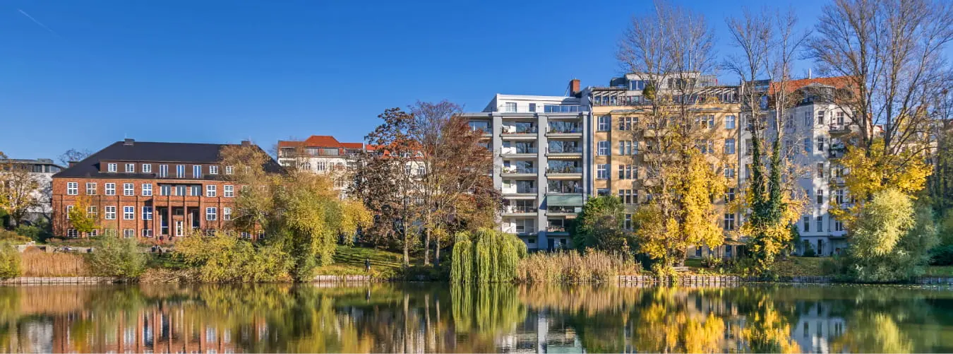 Der Lietzensee-Park und die Gebäude am Ufer des Lietzensees in Berlin