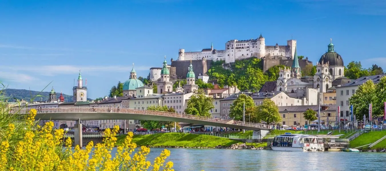 Historische Stadt Salzburg mit Salzach im Sommer, Salzburger Land