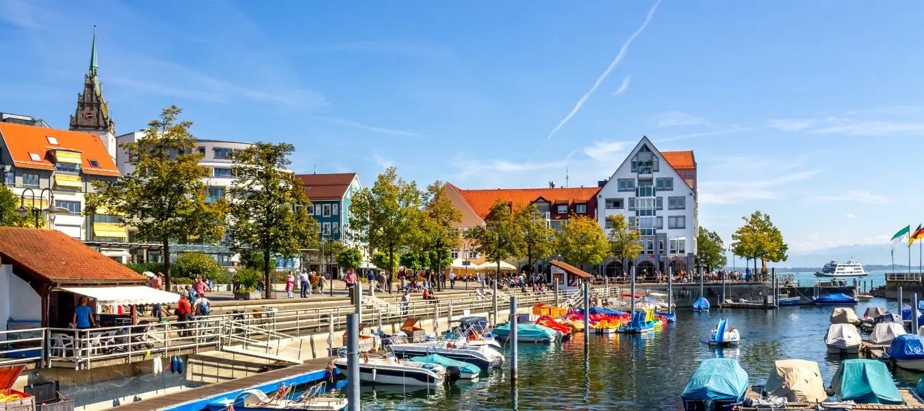 Blick auf die Uferpromenade in Friedrichshafen