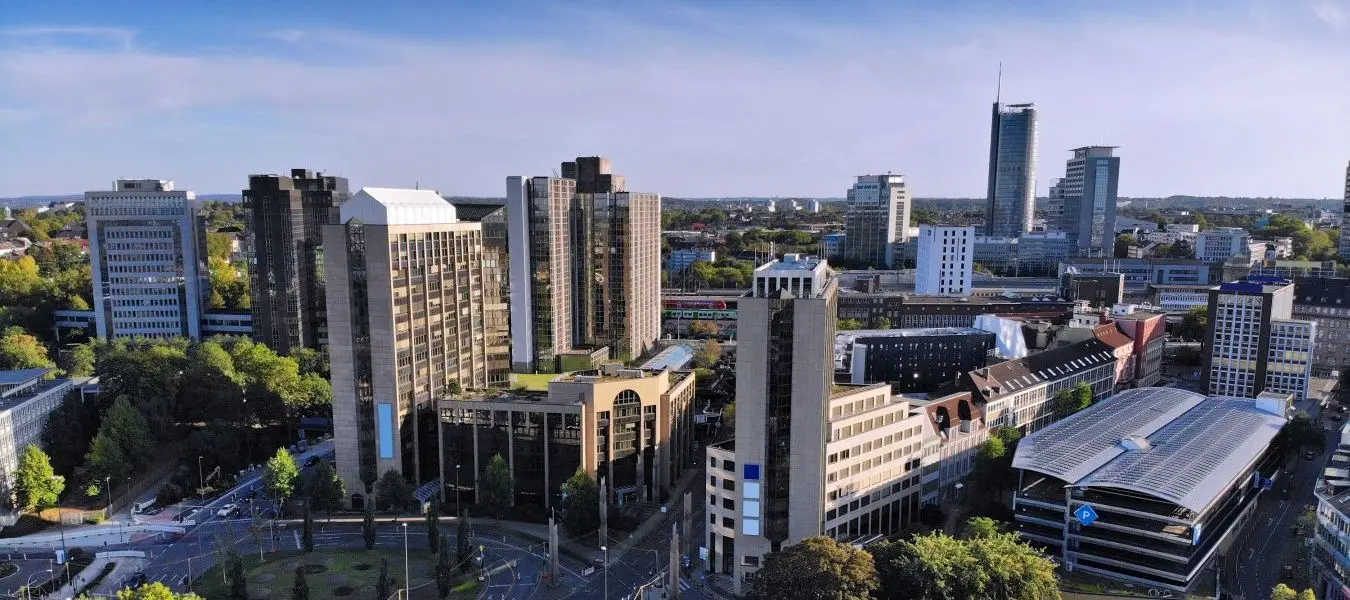 Skyline von Essen bei blauem Himmel