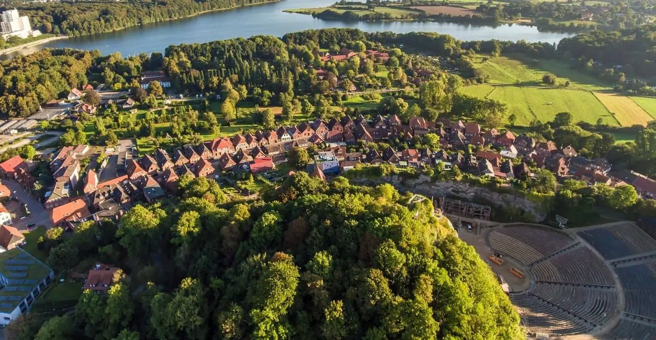 Blick auf Bad Segeberg mit See und Kalkbergstadion