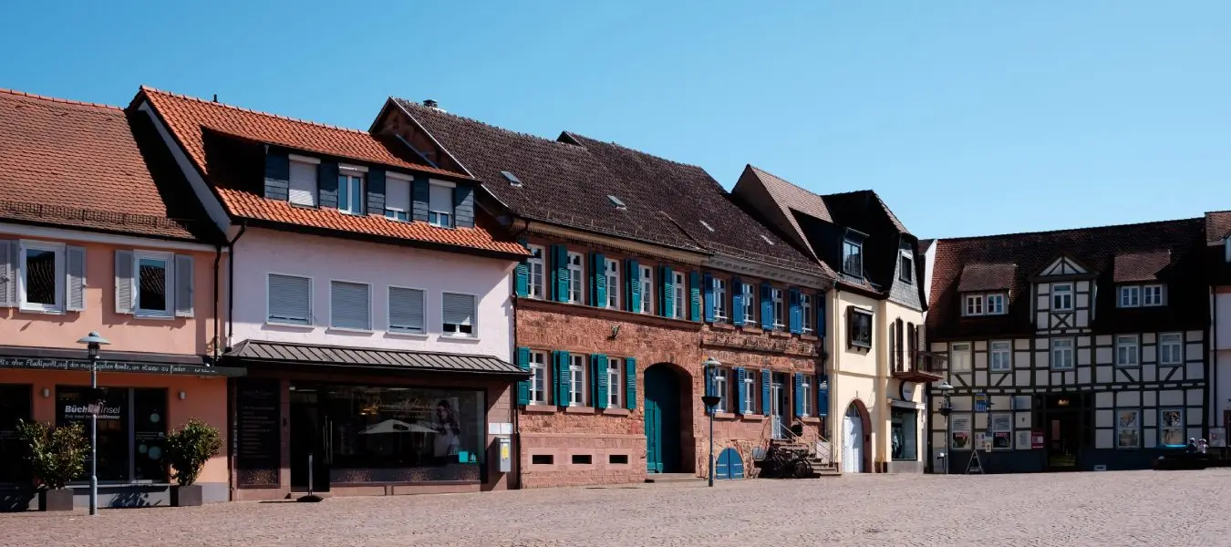 Blick vom Marktplatz Dieburg auf die umliegenden Häuser.