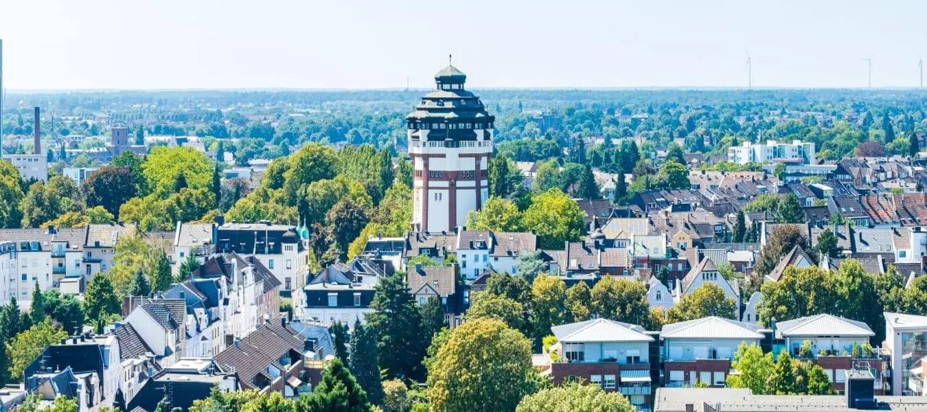 Der Wasserturm an der Viersener Strasse in Mönchengladbach ragt über die Häuser hinaus