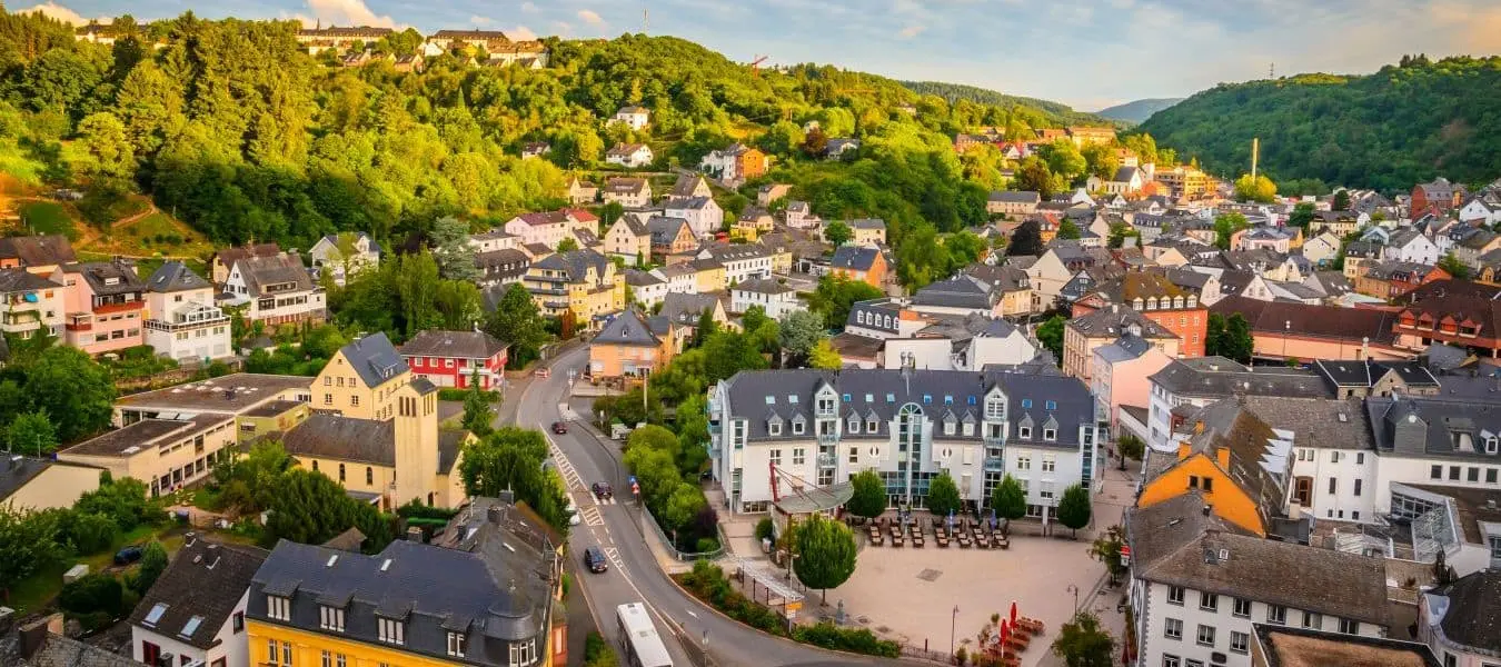 Panorama-Luftaufnahme von Idar-Oberstein bei Sonnenuntergang