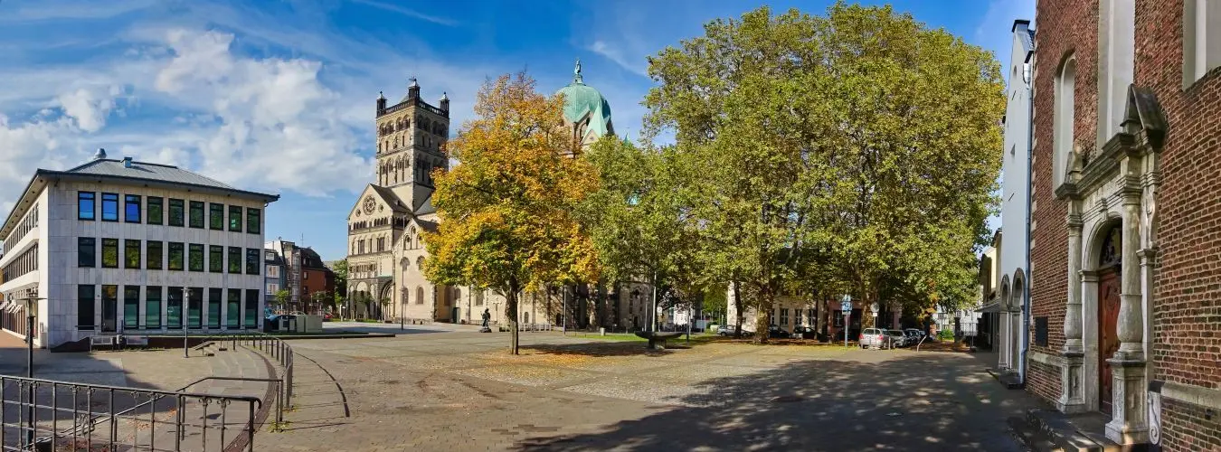 Panorama - Das Quirinus Münster in Neuss mit dem Freithof 