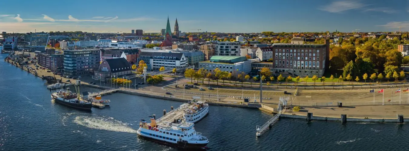 Panorama der Kieler Innenstadt und des Hafens mit Linienfähre. Im Vordergrund das Museumshafen Kieler Fjord, im Hintergrund das Kieler Schloss. Kieler Hafen, Binnenfjord 