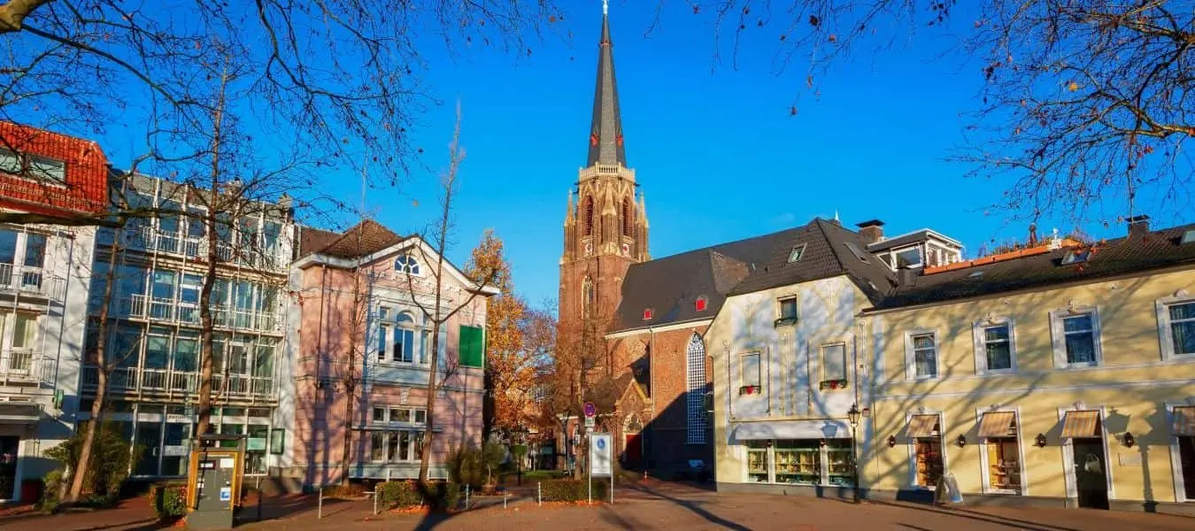 Blick zur evangelischen Kirche in Moers vom Katellplatz aus