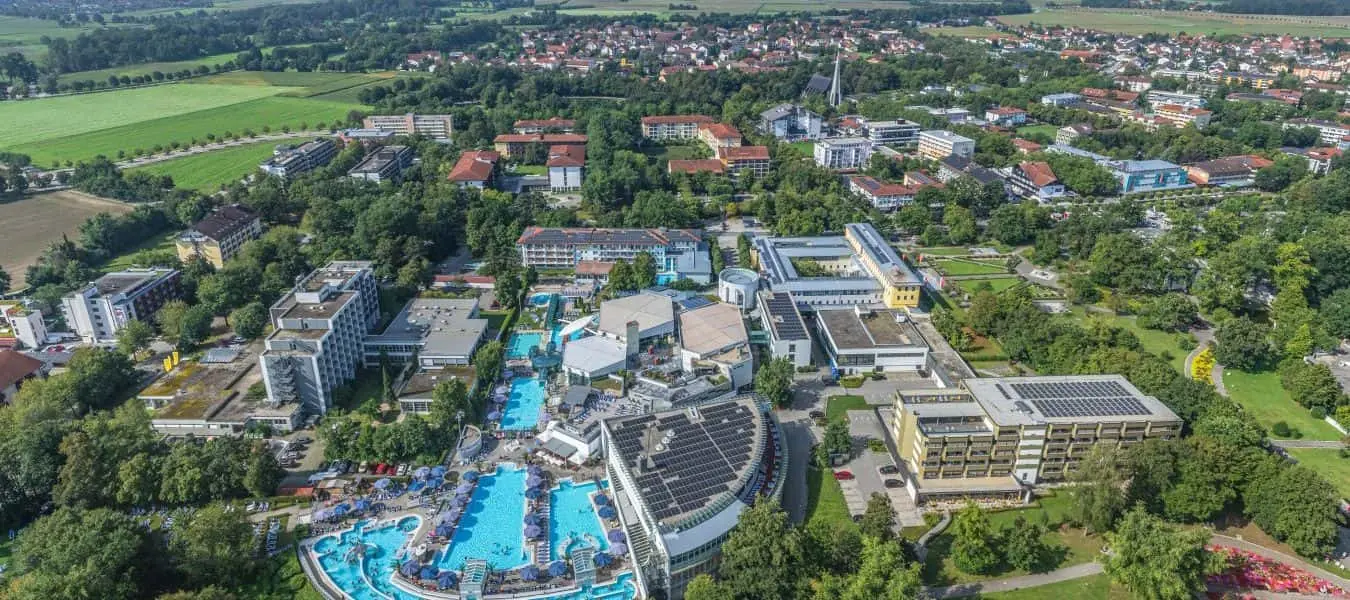 Das Thermalbad Bad Füssing im südlichen Landkreis Passau im Luftbild