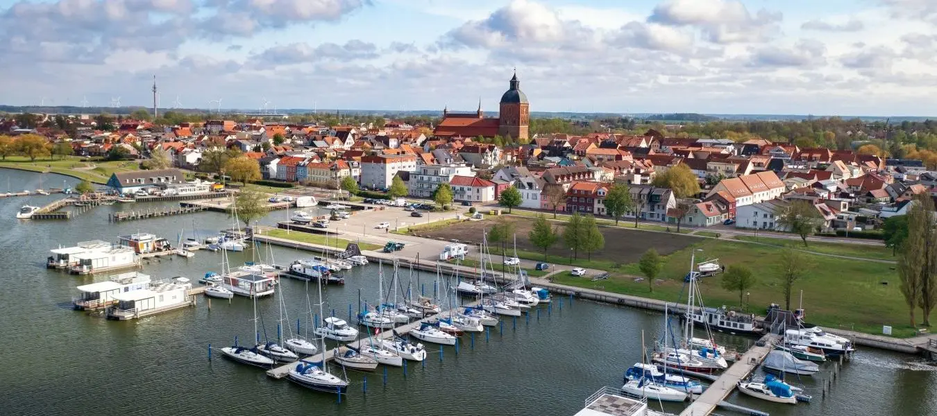 Marina und Stadt Ribnitz-Damgarten auf dem Darss