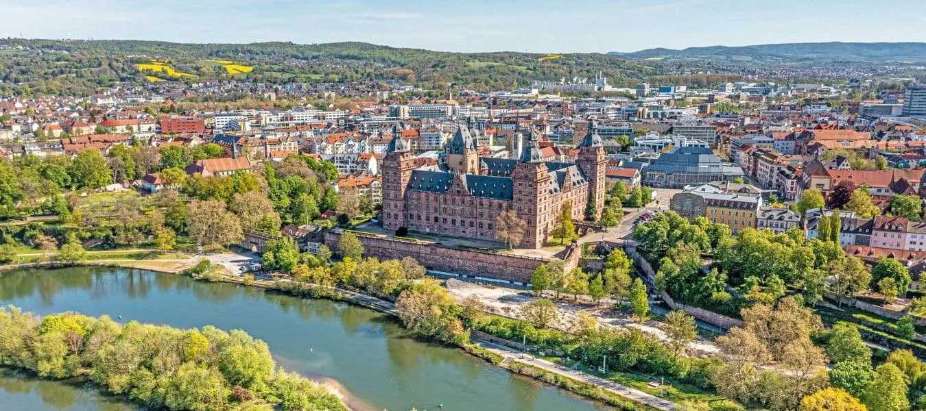 Panorama-Luftaufnahme der deutschen Stadt Aschaffenburg am Main