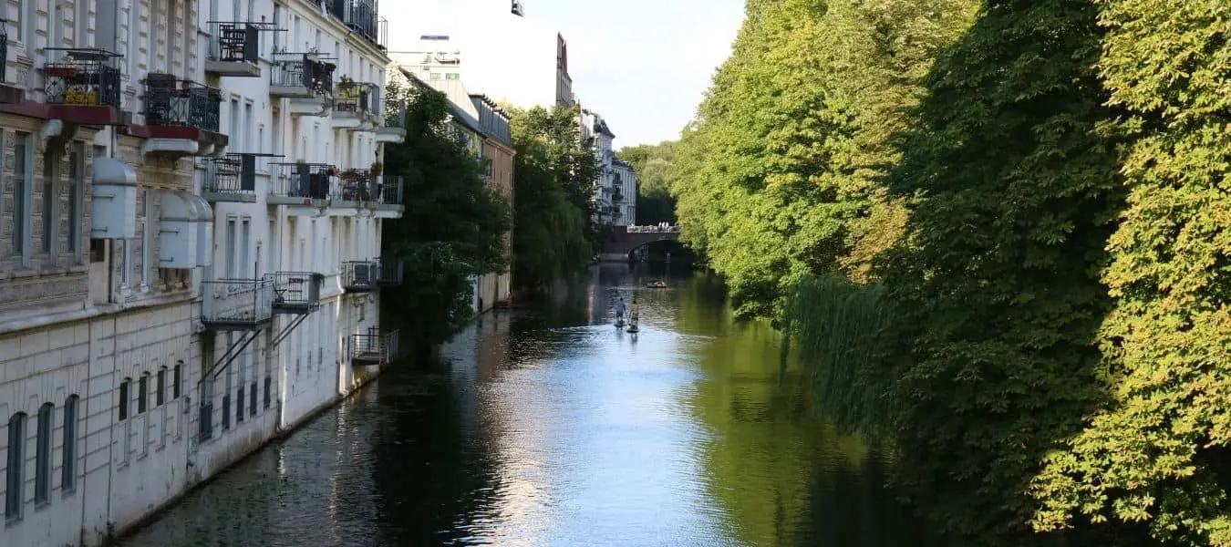 Malerische Ansicht der Alster mit Menschen auf Stand-Up-Paddle-Boards in Eppendorf, Hamburg
