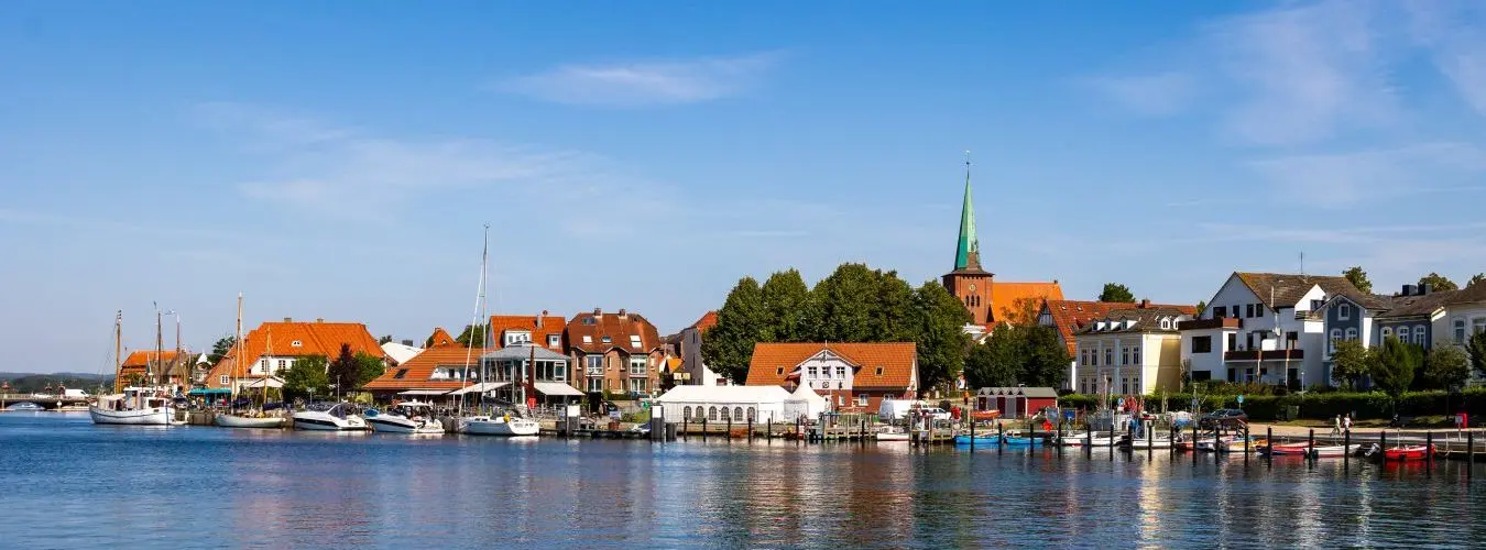Panoramaaufnahme des Hafens von Neustadt in Holstein an einem sonnigen Tag.